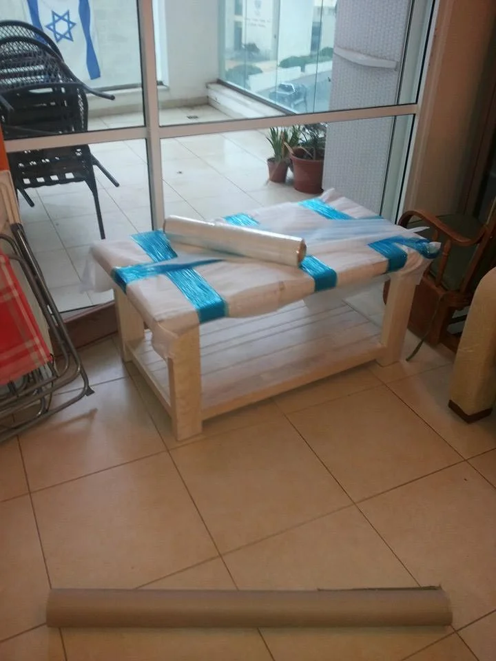 טעינה למשאית - סבלים מובילים רהיטים עם מקצועיות