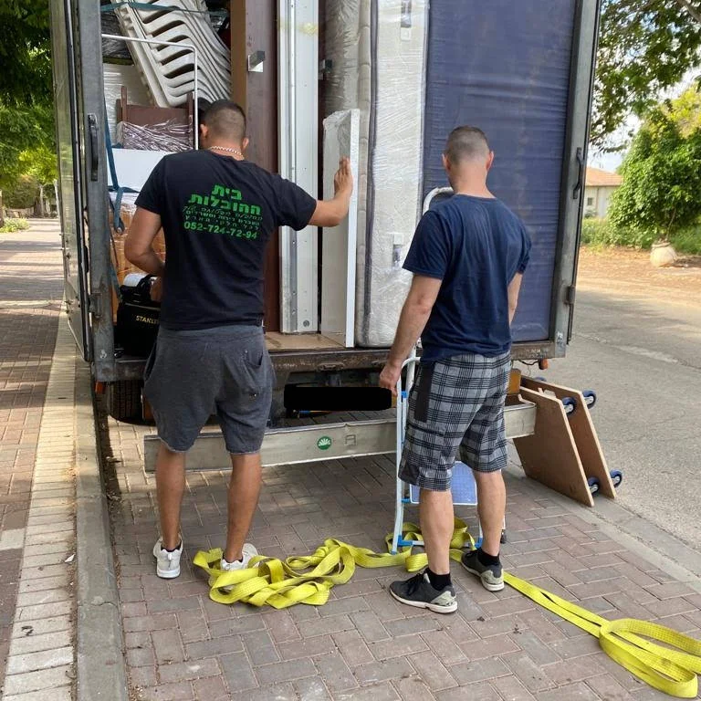 צוות הובלות מקצועי - העמסה וסידור המשאית