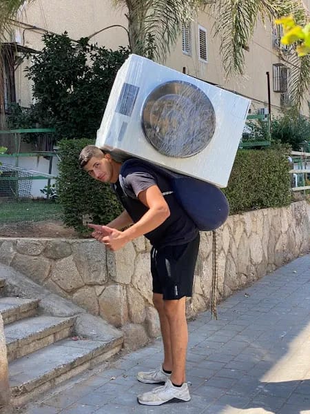 סבלות מקצועית - העברת מכשירי חשמל כבדים בזהירות